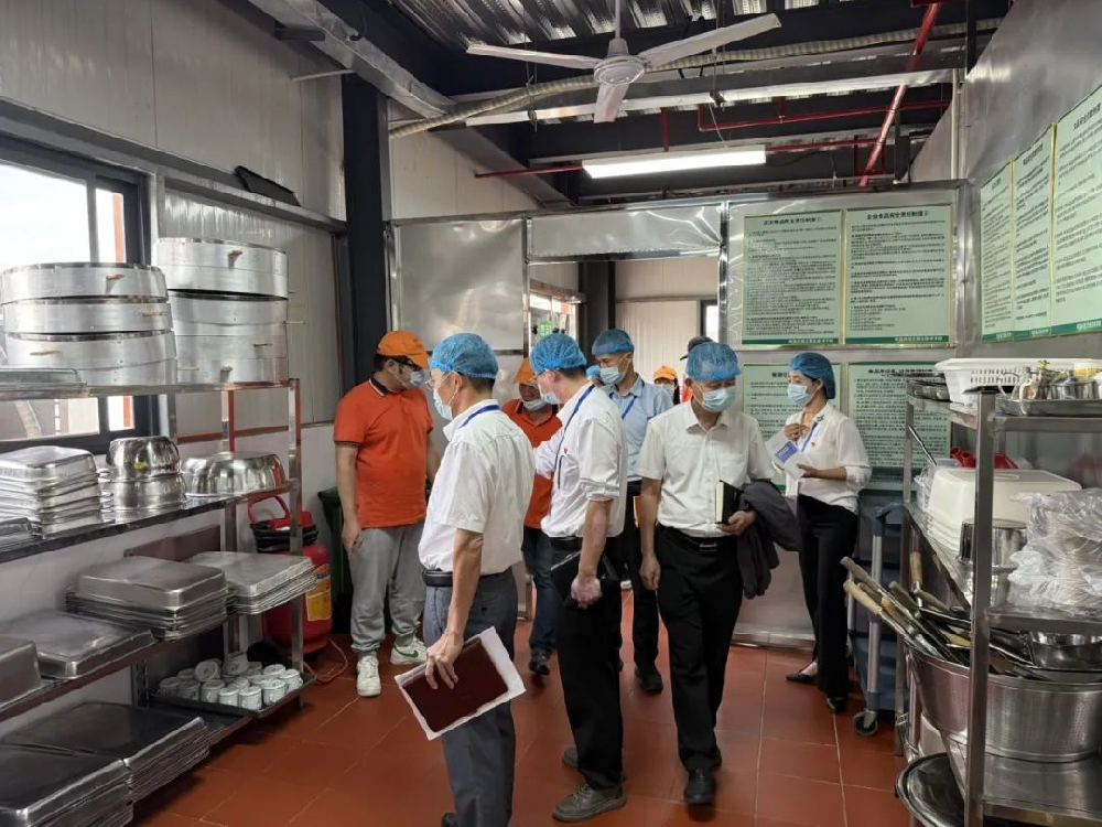 筑牢食堂安全防线，守护师生饮食健康∣beat365中文版官网领导深入食堂开展食品安全卫生大检查