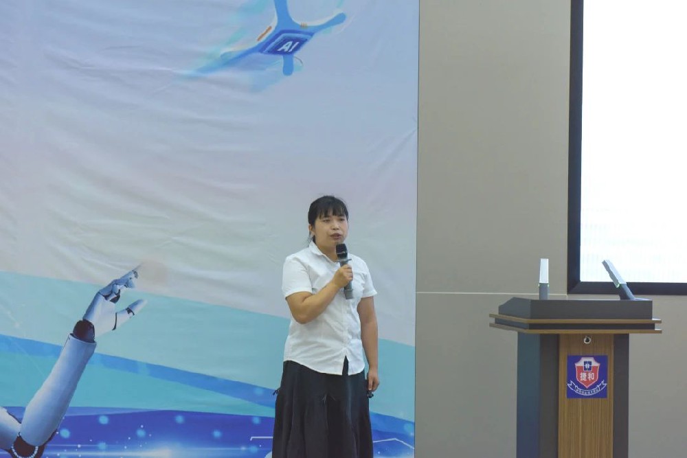 智启未来：AI赋能职教新发展——beat365中文版官网教师徐玉旋代表学校在2025年揭阳市职业教育活动周主题活动作专题发言