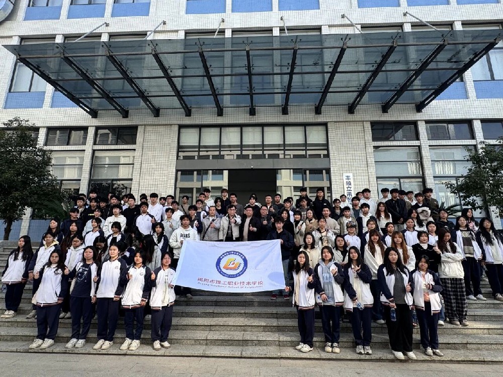 校企携手启新程 实践赋能助成长——beat365中文版官网组织2023级学生赴立讯精密工业股份有限公司参观学习